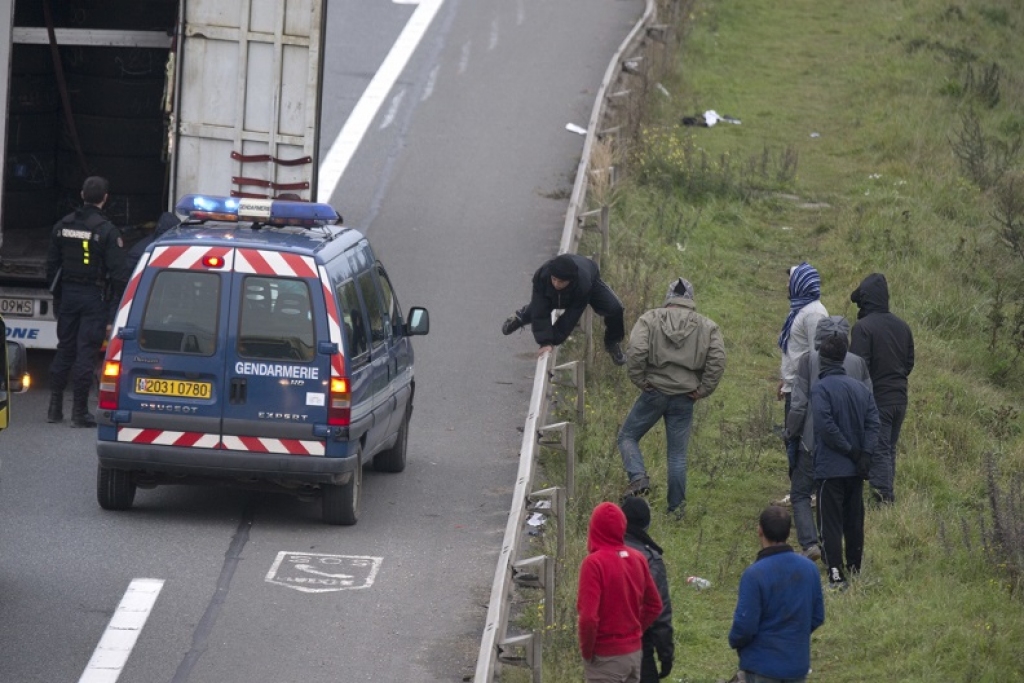 FOTO: 42 bojāgājušie autobusa un kravas auto sadursmē Francijā