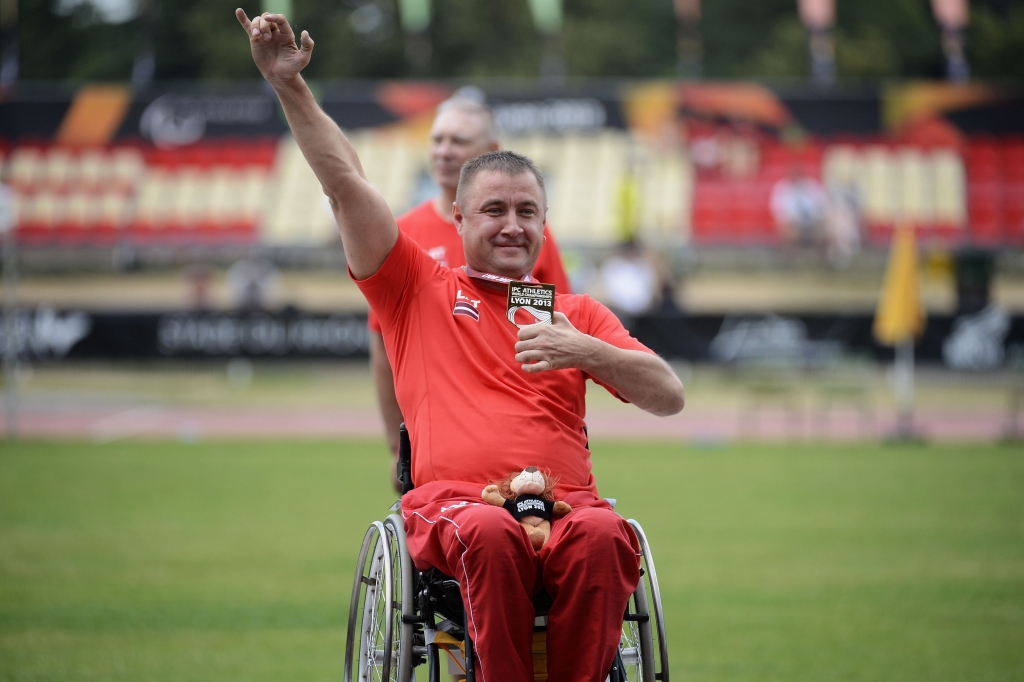 Paraolimpiskais diska metējs Apinis ar jaunu rekordu pārliecinoši triumfē pasaules čempionātā