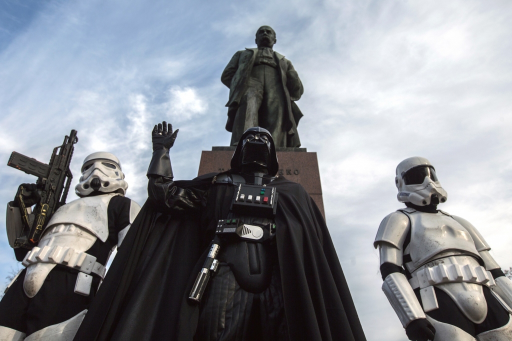 FOTO: Ukrainā Ļeņina statuju pārveido par Dārtu Veideru no Zvaigžņu kariem