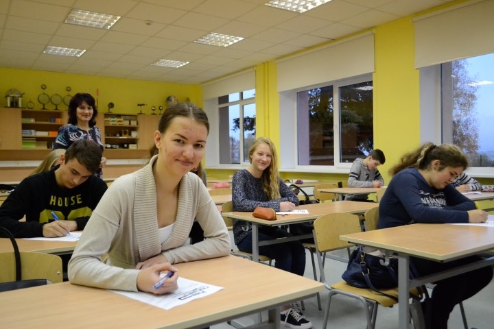 9. klases jaunieši zina, kas notiek pasaulē