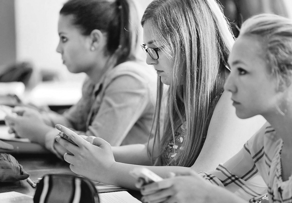 Mobilais tālrunis skolā — draugs vai ienaidnieks?