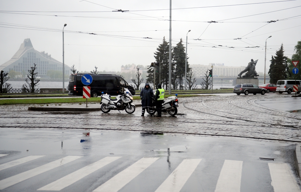 Kanalizācijas tīklu izbūves laikā ierobežos satiksmi 11. novembra krastmalā