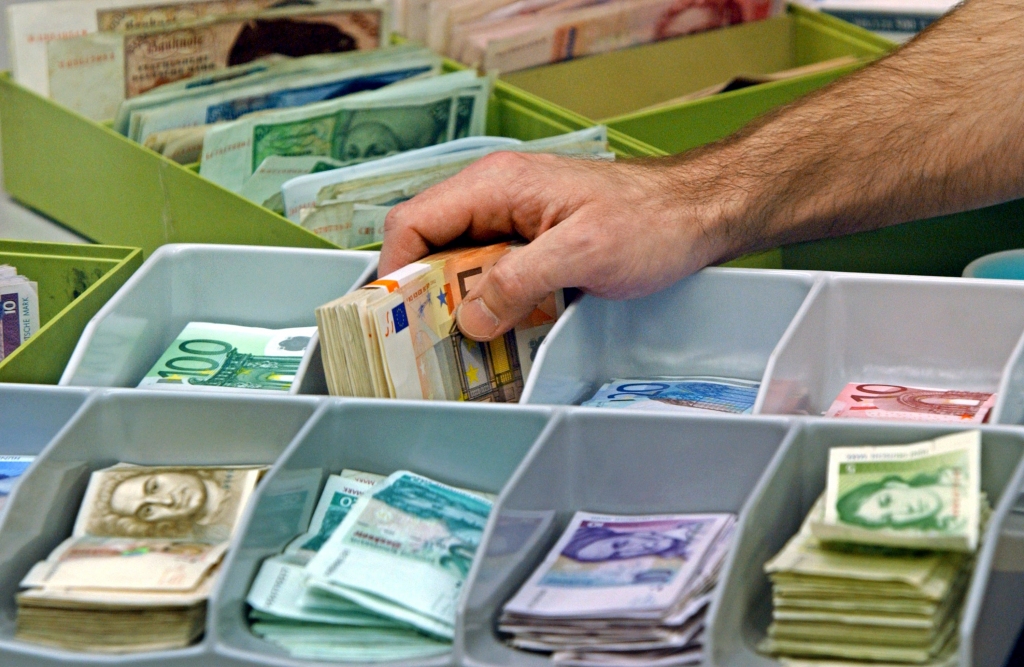 Vācijas lielveikalu ķēde atkal pieņems doičmarkas