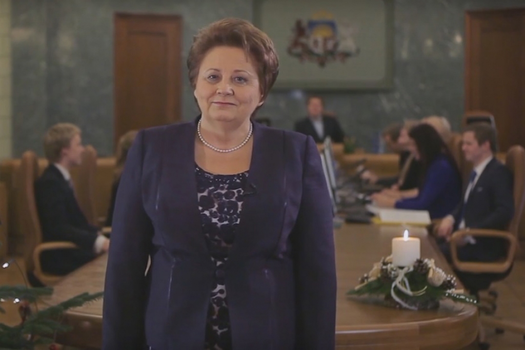 VIDEO: Straujuma Latvijas iedzīvotājiem 2016.gadā novēl staltu stāju un drošu sirdi