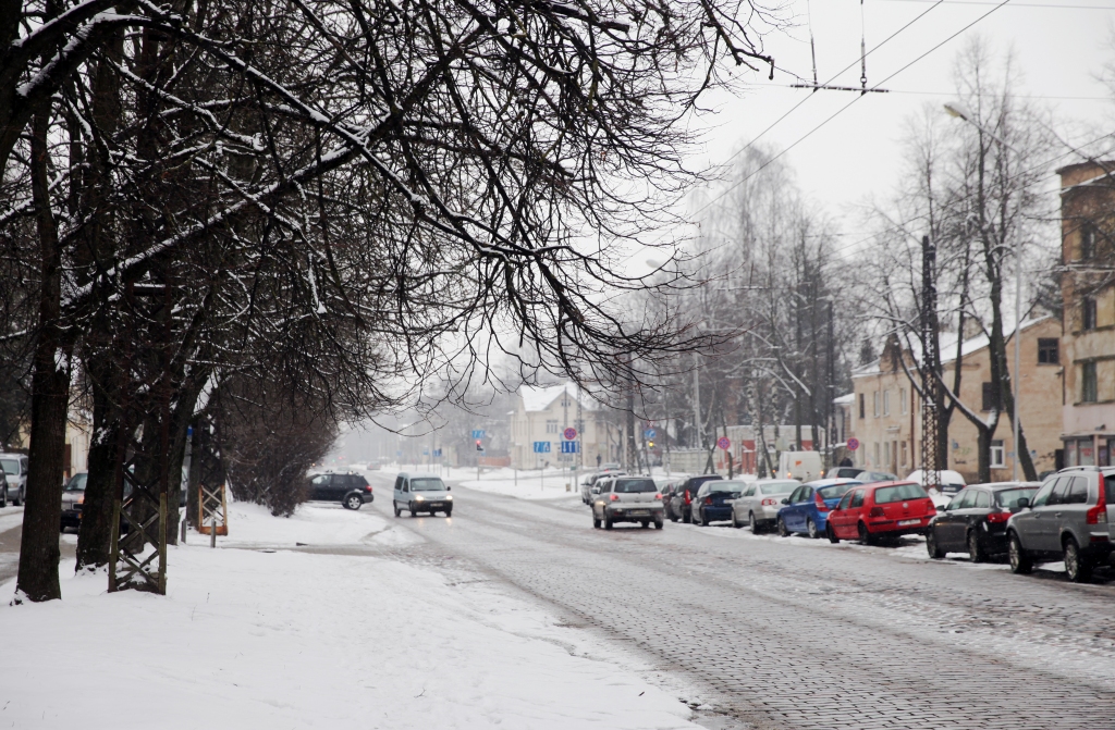 Svētdien būs nedaudz siltāks, ciklons atnesīs mākoņus un sniegu