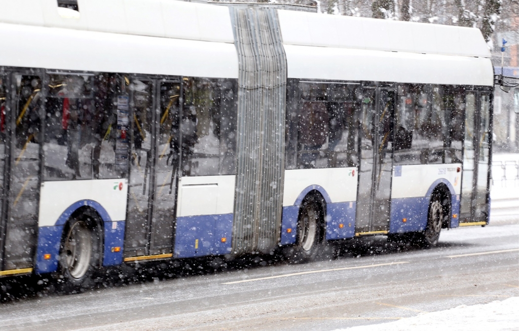 Sniega dēļ sabiedriskais transports Rīgā kavējas pat pusstundu