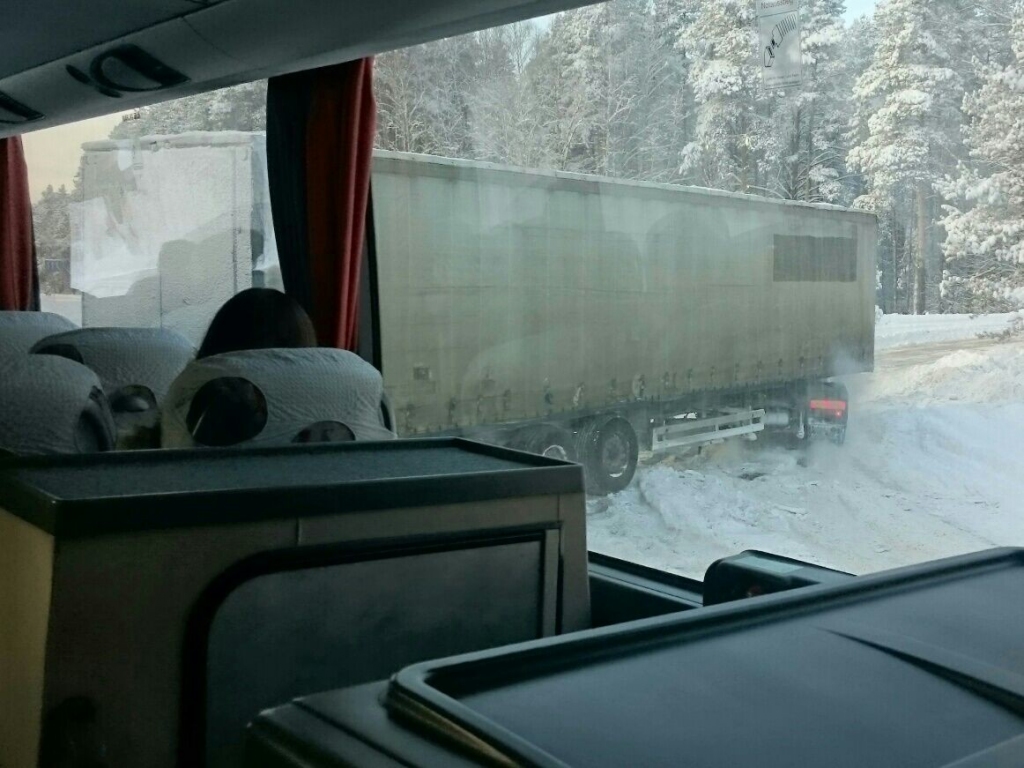 Aculiecinieka FOTO: Pie Juglas kravas spēkratam uzbrauktuve par slidenu