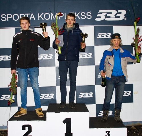 Autosprinta ziemas sezonu atklāj, braucot pa dubļiem