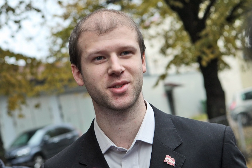 Kibernoziegumos apsūdzētais Čalovskis brīvībā
