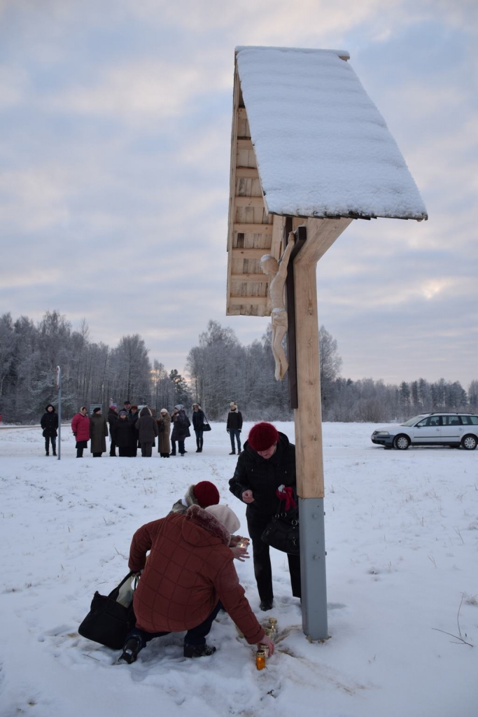 Netālu no Daudzevas apļa uzstāda krucifiksu