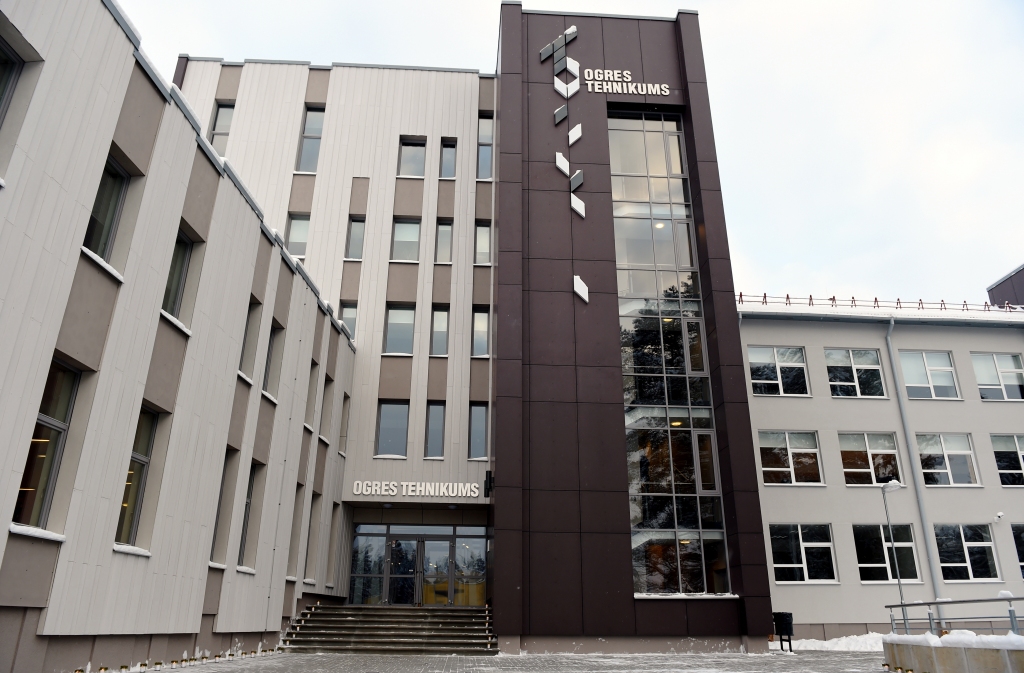 FOTO: Atklāts par 12,6 miljoniem eiro rekonstruētais Ogres tehnikums