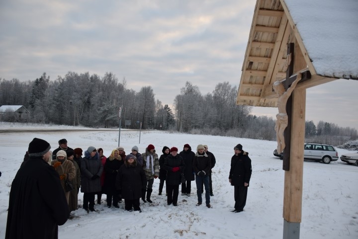 Ģimenes piemiņu godina, novietojot krucifiksus