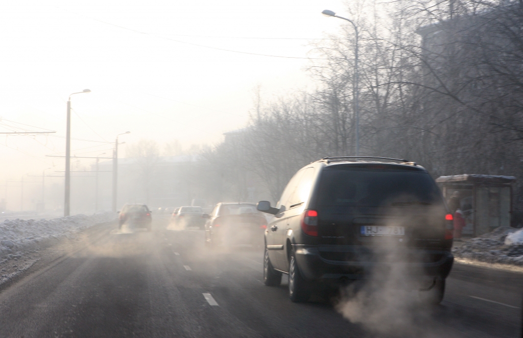 Gaisa piesārņojuma līmenis Rīgā ir normas robežās, smogs varētu izklīst svētdien