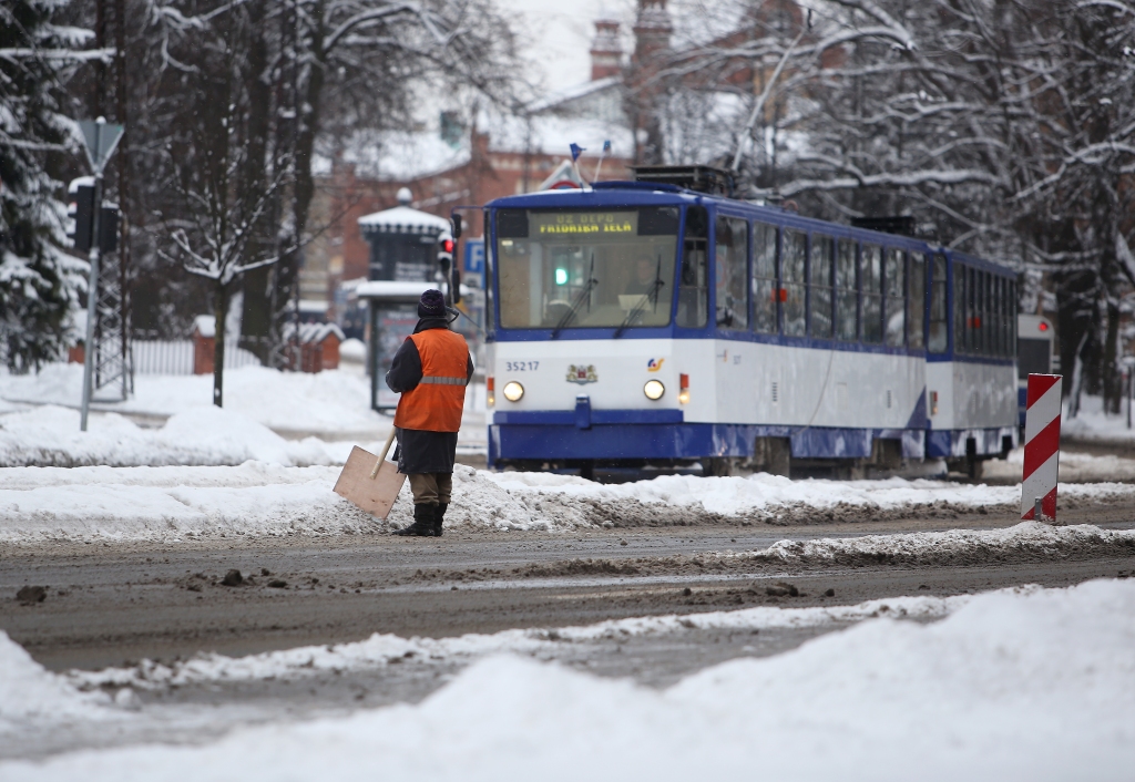 Rīgas satiksmei sūdzas gan par aukstiem, gan pārlieku piesildītiem transportlīdzekļiem