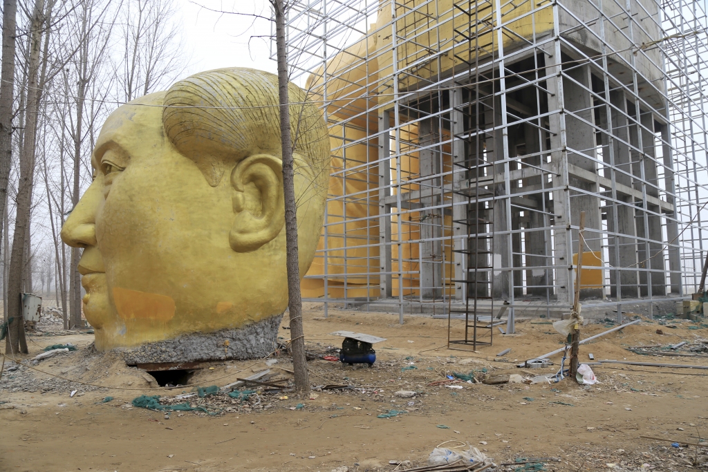 Mao Dzeduna teju pabeigtā statuja pēkšņi nojaukta
