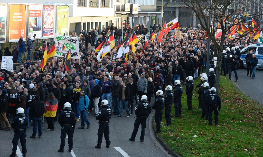 FOTO: Policija Ķelnē aptur PEGIDA gājienu