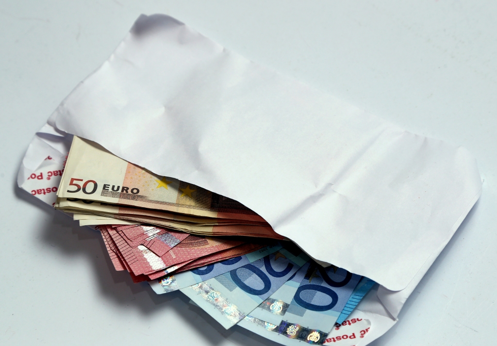 Papildināta - KNAB rosina uzsākt kriminālvajāšanu pret tiesnesi un uzņēmēju par kukuļošanu 45 000 eiro apmērā