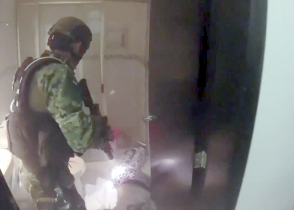 Sprādzieni un smaga apšaude - dramatisks video sniedz ieskatu El Chapo aizturēšanā