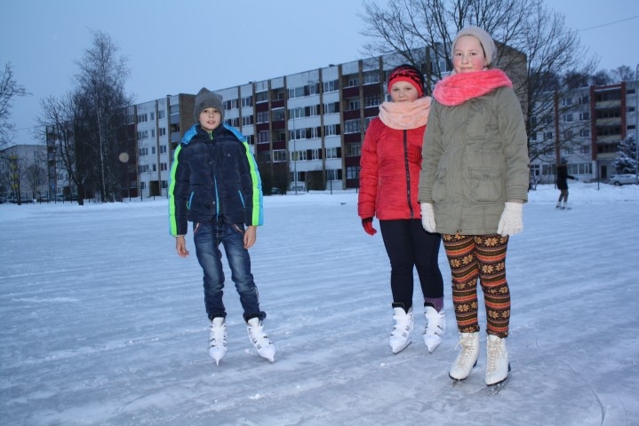 Kāpēc slidotavā pie halles neļauj spēlēt hokeju?