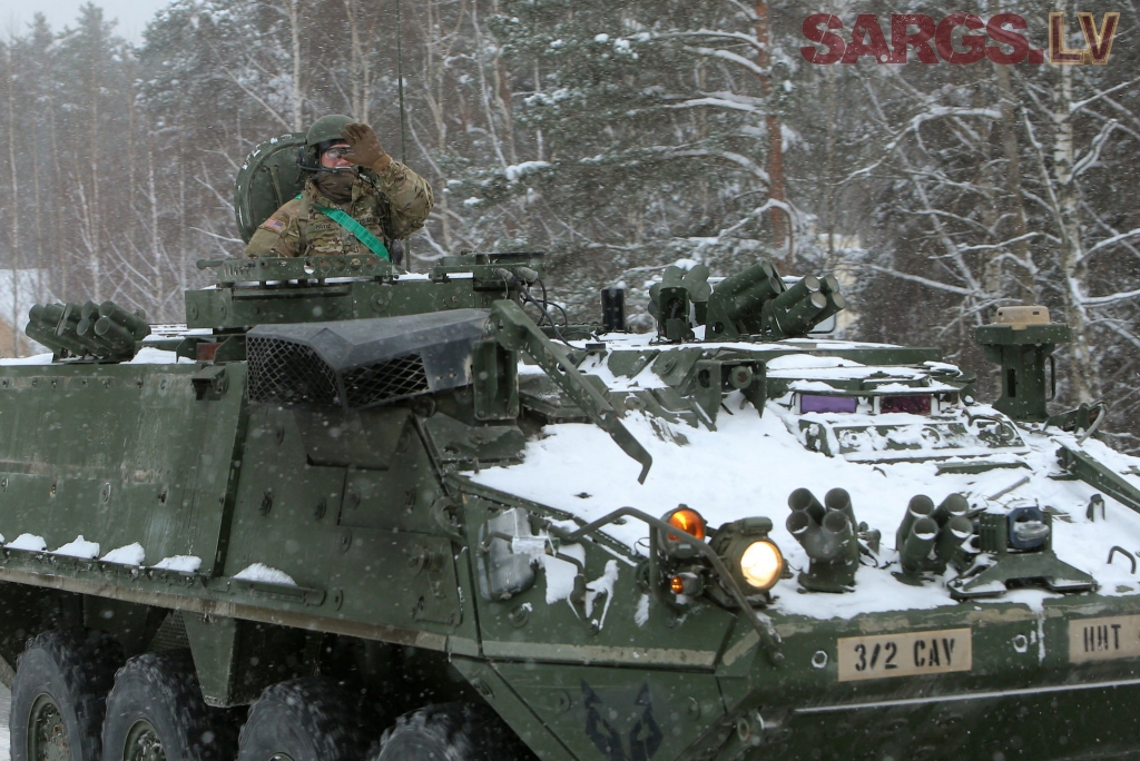 FOTO: Latvijā ierodas ASV kaujas mašīnas Stryker