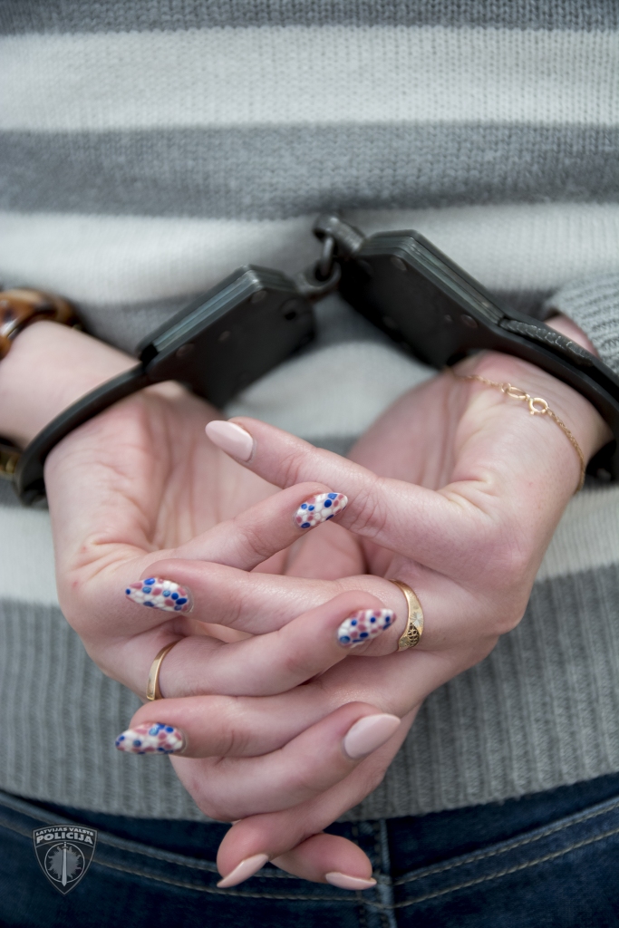 Aizturētā sešpadsmitgadniece par draudzeņu seksuālajiem pakalpojumiem prasījusi līdz 300 eiro