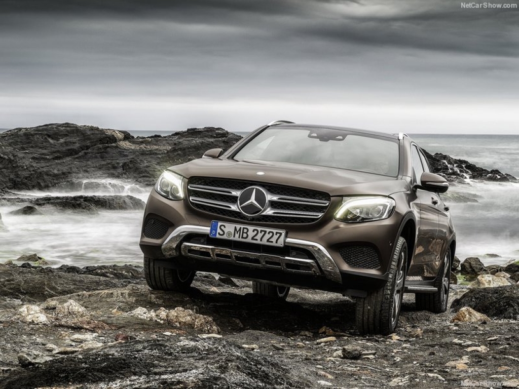 Mercedes GLC: burtu maiņa un glīts rāmis