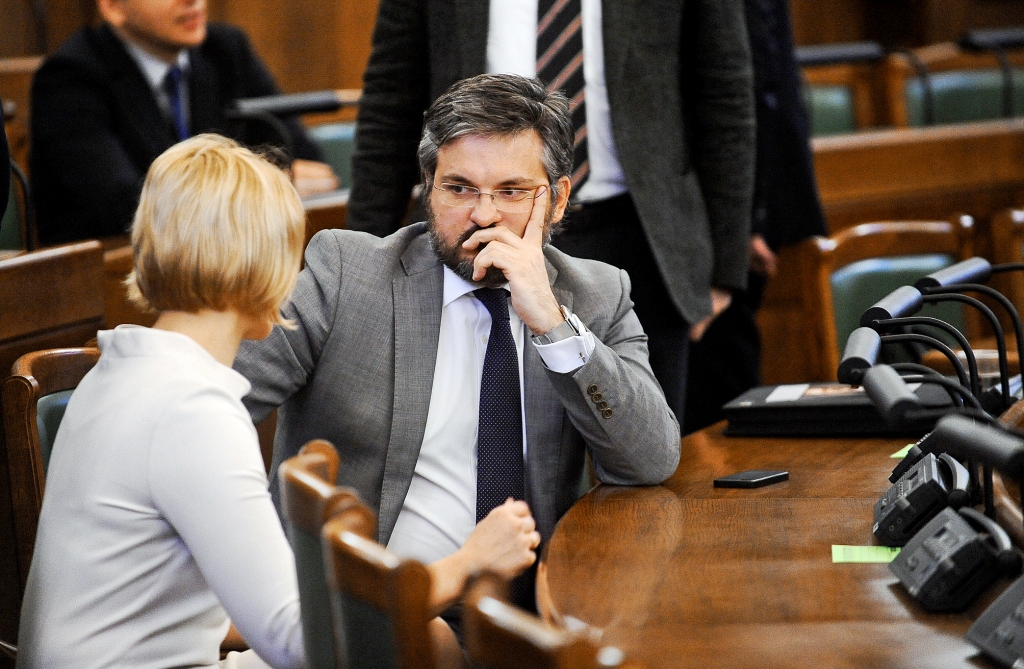 Vienotības spārni sāk pieslīpēties, lai frakcija paliktu vienota