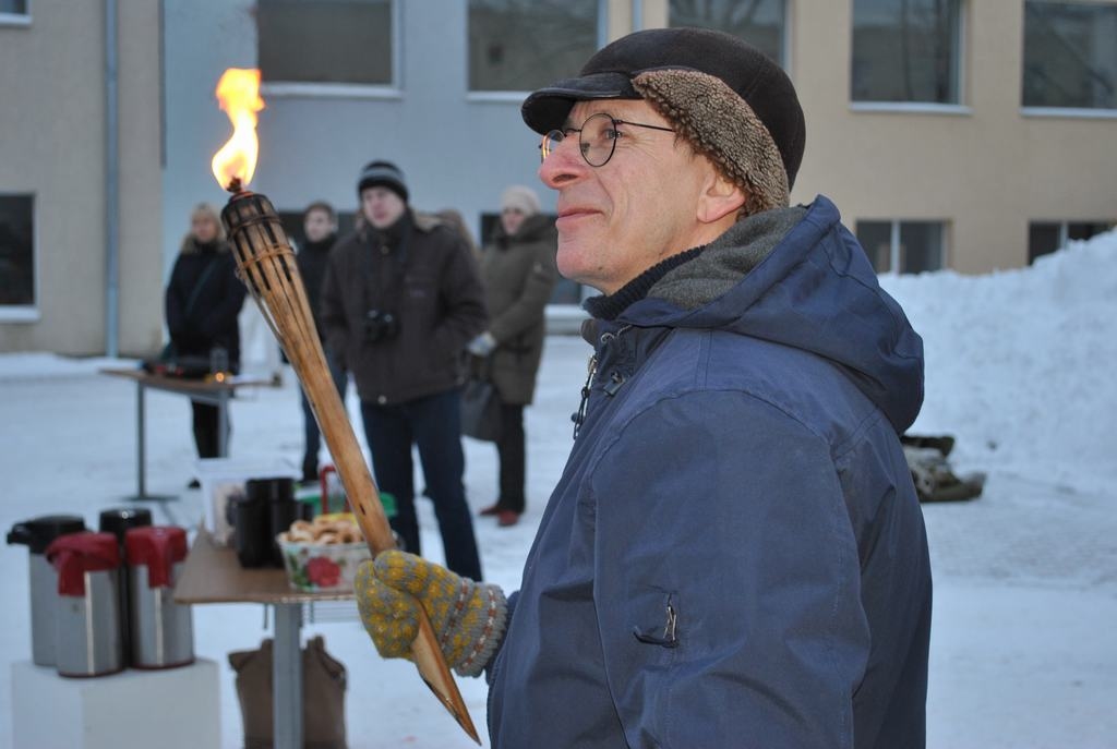 Diriģents Eduards Grāvītis skolēniem stāsta par barikāžu laiku 