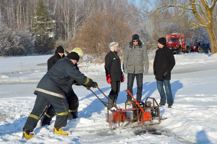 Daugavā pie Pļaviņām izmēģina zāģēt ledu (papildināts ar foto)