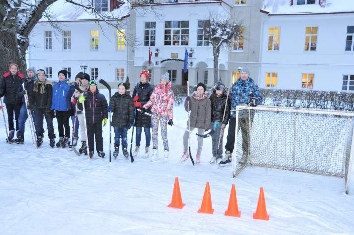 Sporta skolotāja iniciatīva — iekļaut slidošanu vai slēpošanu sporta stundās vai nē