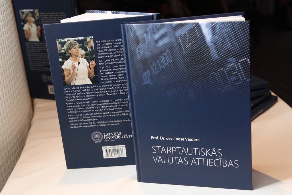 Inese Vaidere dāvina skolām un bibliotēkām grāmatu par starptautiskajām finansēm 