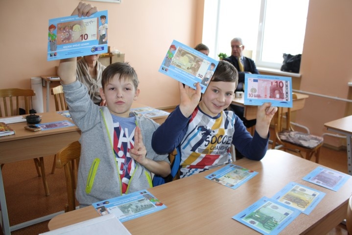 Popularizē spēli skolēniem “Eiro skrējiens”