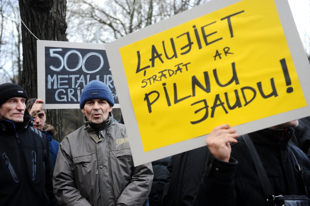 FOTO: KVV Liepājas metalurgs darbinieki prasa nepieļaut uzņēmuma slēgšanu