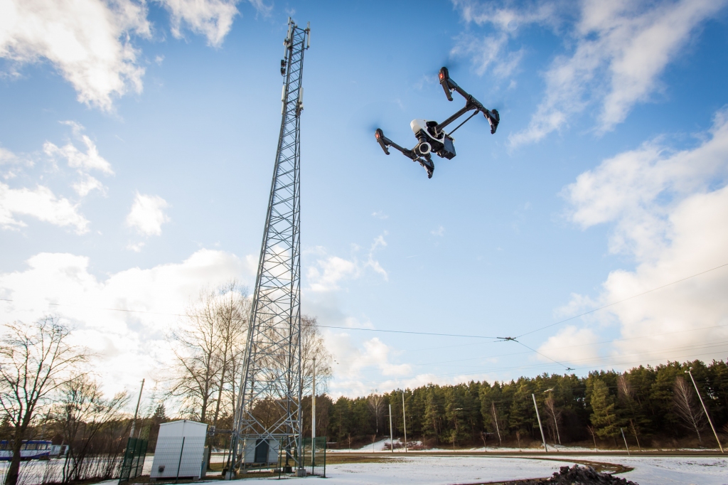 Tele2 bāzes staciju apsekošanai izmantos dronus
