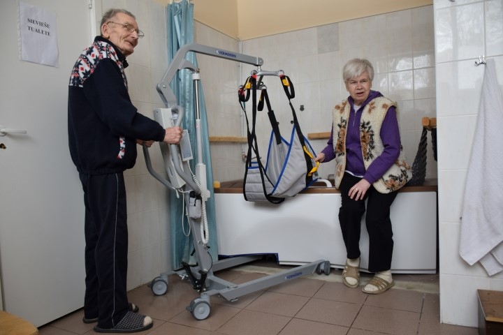 Pansijā ierīkota  vanna ar pacēlāju
