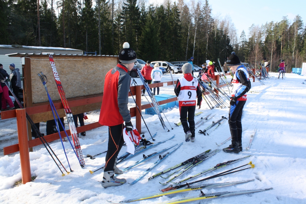 Slēpotāji Pļaviņu sporta bāzē "Jankas" vēl "noķer" sniegu 