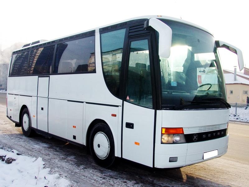 Izvairoties no sadursmes ar autobusu, Koknesē auto nobrauc no ceļa