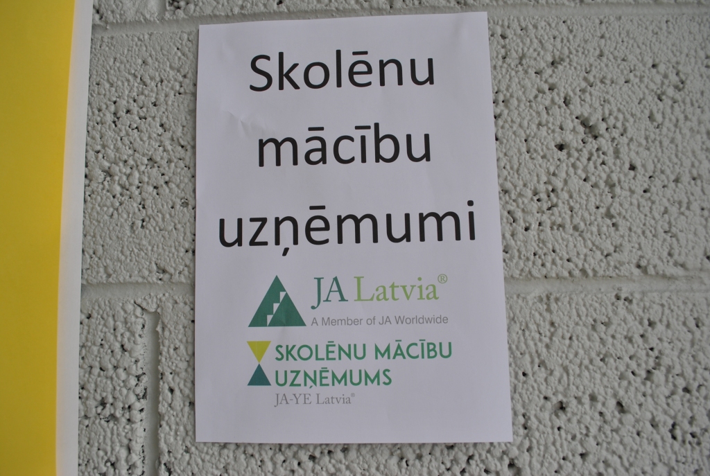 Skolēnu mācību firmas  Pārnovadu uzņēmēju dienā Aizkrauklē piedāvā visdažādākās preces 