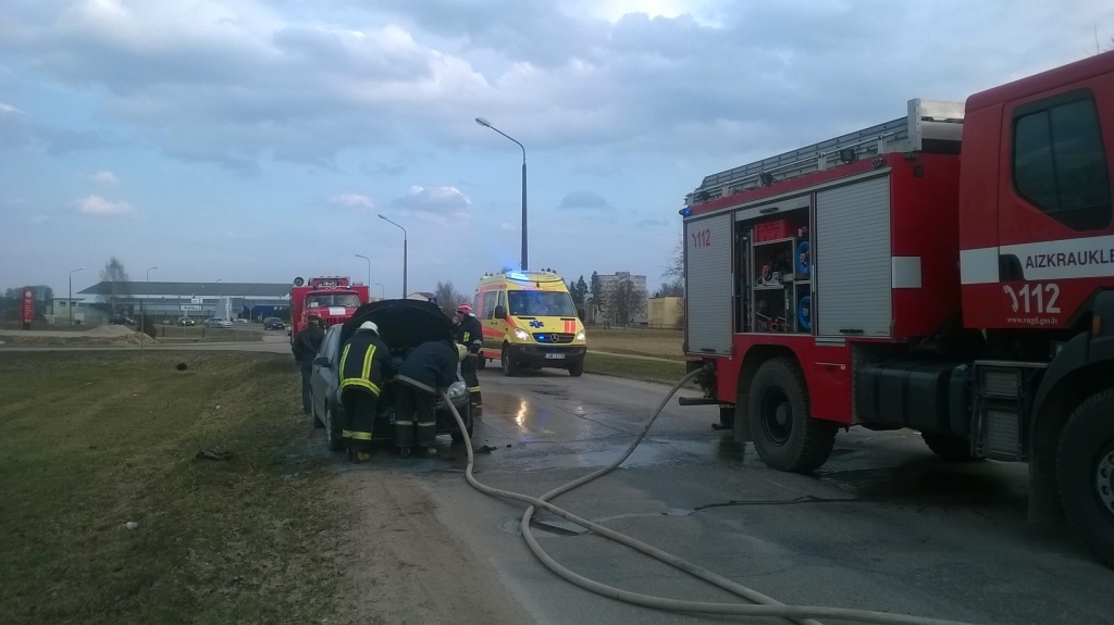 Aizkrauklē, Jaunceltnes ielā, aizdegas automašīna 