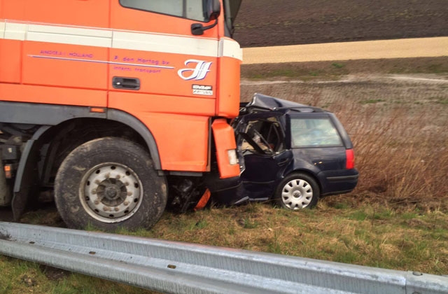 Policija: Uz Kokneses-Tīnūžu ceļa kravas auto iebraucis pretējā joslā 