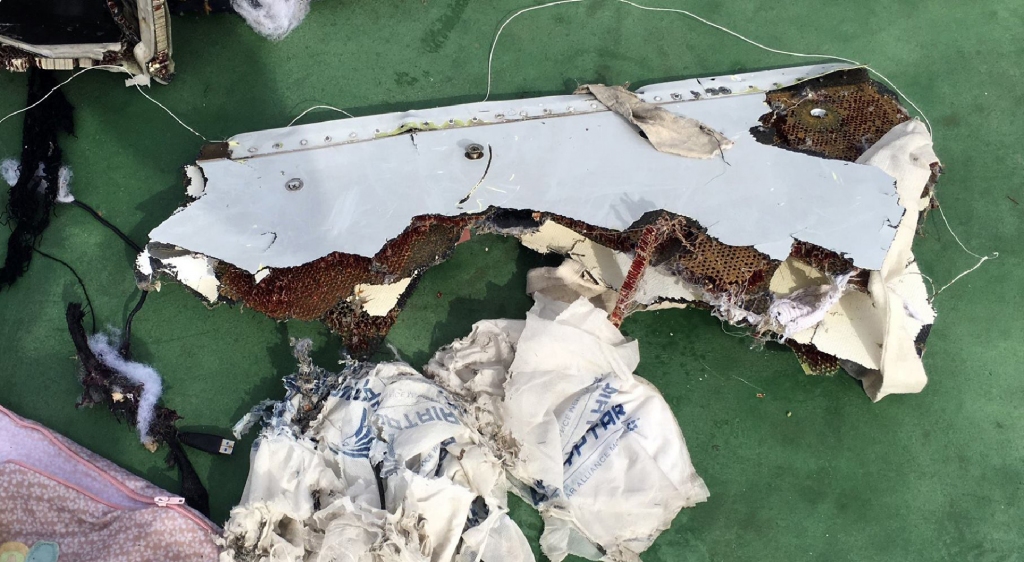FOTO: Publiskoti pirmie attēli ar EgyptAir aviolainera atlūzām