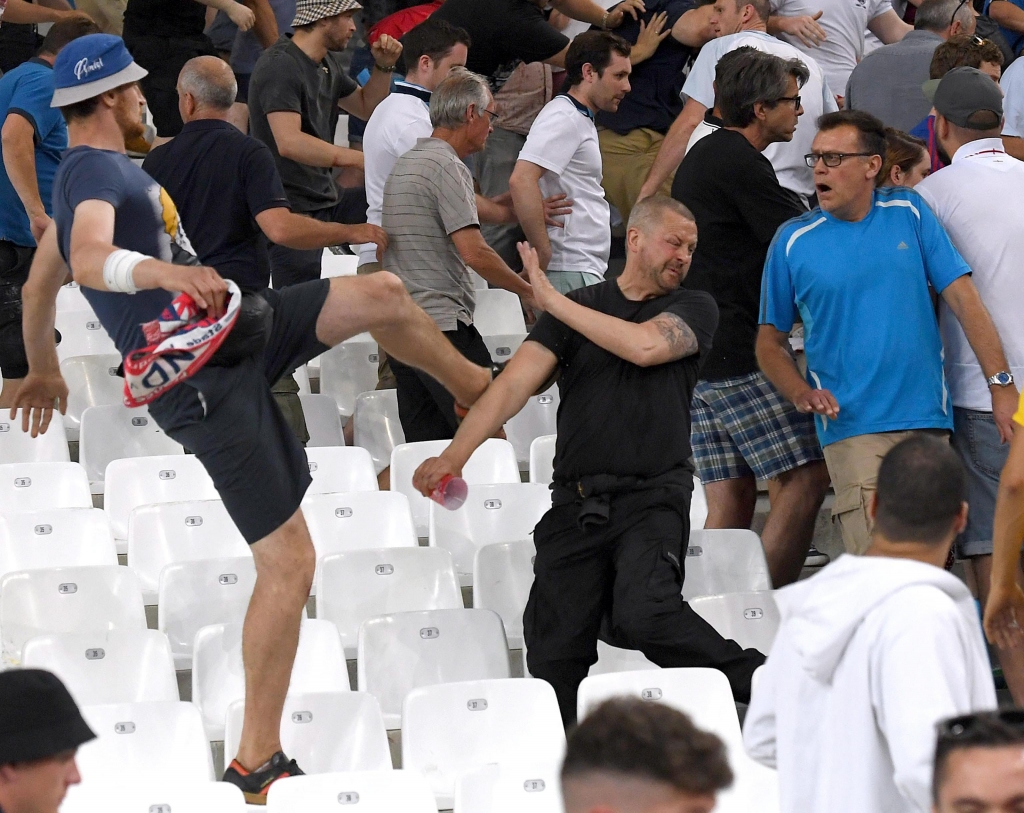 UEFA sāk disciplinārlietu par Krievijas futbola izlases līdzjutēju rīcību pēc spēles ar Angliju