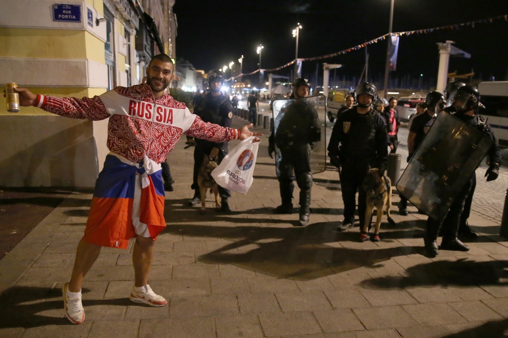 Policija Marseļā nav spējusi savaldīt 150 krievu futbola huligānus
