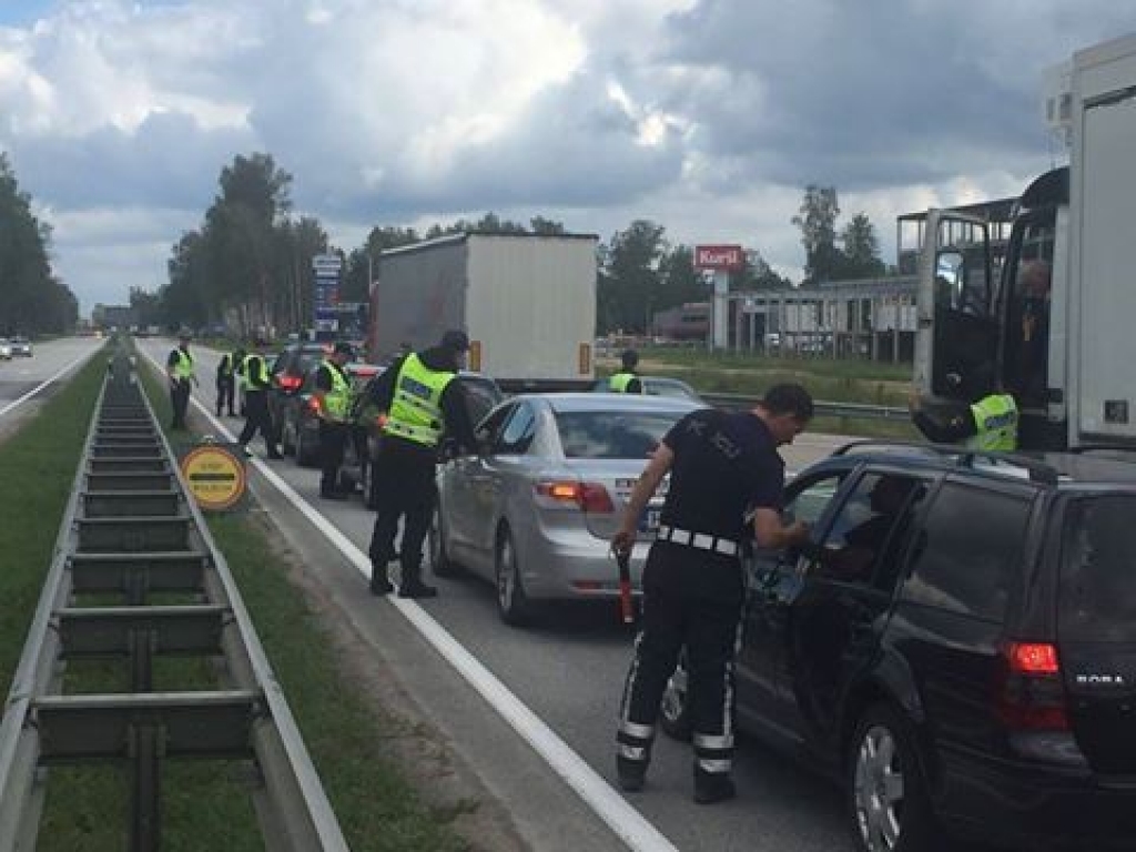 Arī Līgo dienas rīts sācies ar policijas reidiem