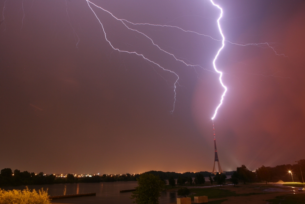FOTO: Zibens aizvadītajā naktī nesaudzē arī Zaķusalas TV torni