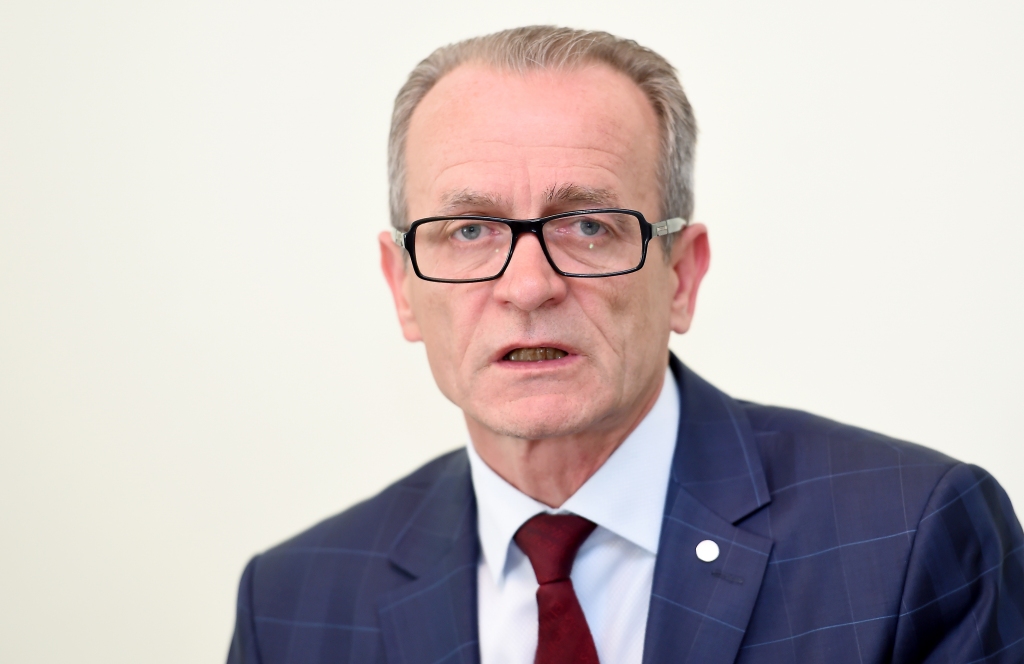 Rasnačs publiski atvainojas par sava skapja vešanu ar ministrijas transportu