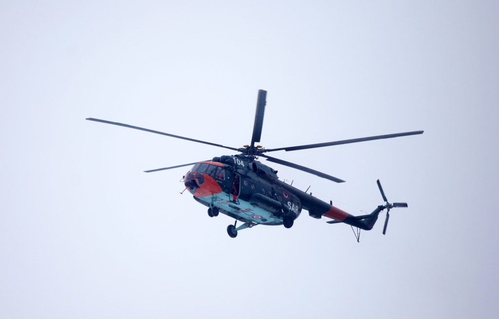Mediķi NBS helikopterā dodas glābt koka šķilas caururbtu vīrieti