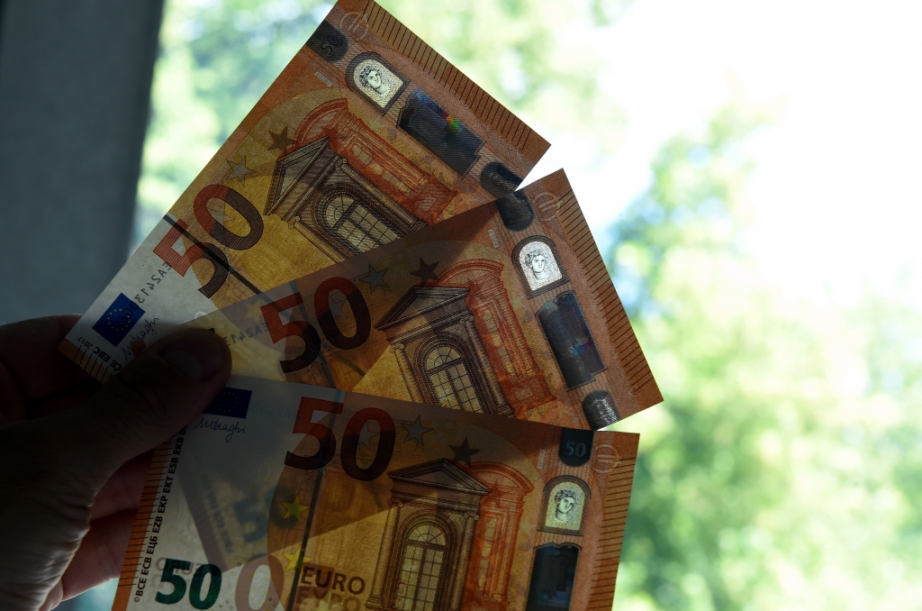 ECB publisko jauno 50 eiro banknoti