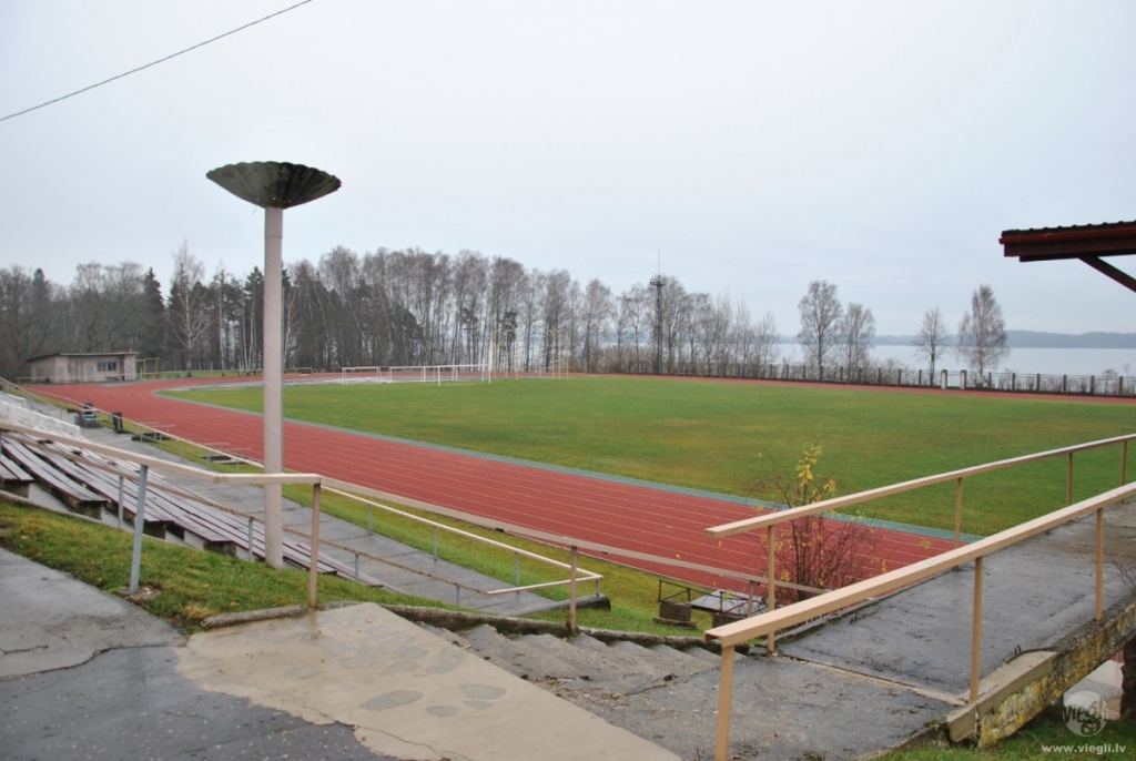 Aizkrauklē notiks Latvijas sporta veterānu  53. sporta spēles; stadionā paredzēta arī zaļumballe  