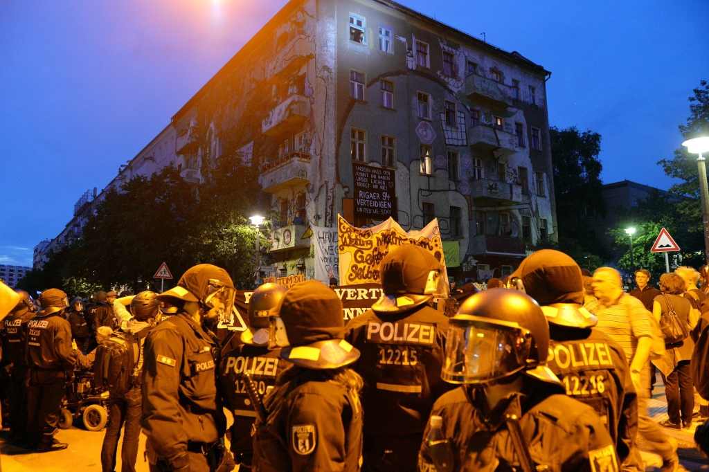 Pēdējos gados vardarbīgākajās nekārtībās Berlīnē ievainoti vairāk nekā 120 policisti
